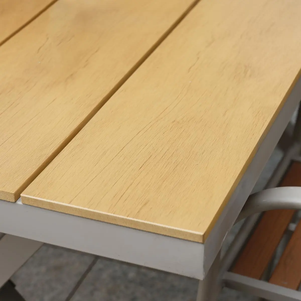 Tavolo-Legno-Plastica-Angolo-Dettaglio