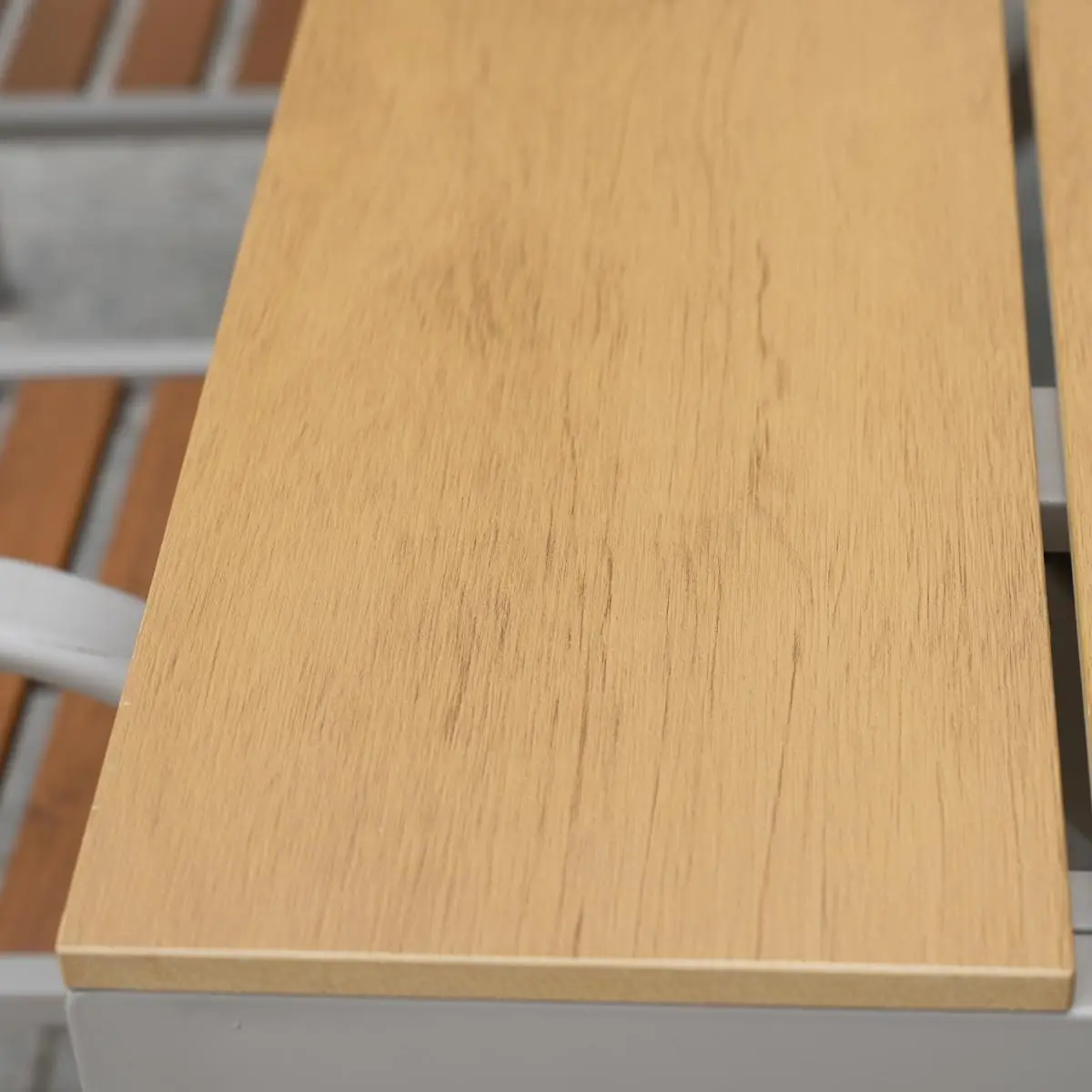Tavolo-Legno-Plastica-Dettaglio