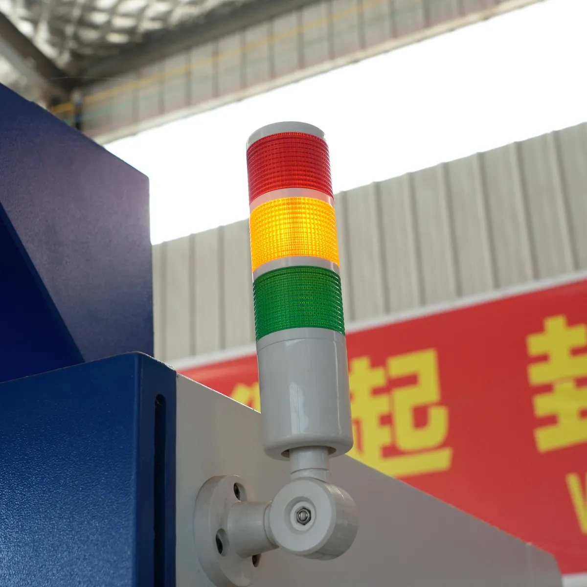 Lampu peringatan tiga warna
