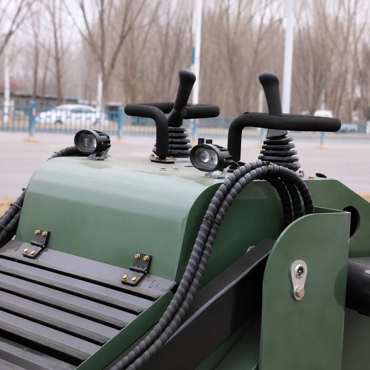 V1000 Tracked Dreieckiges Fahrzeug-Details-Dual-Joystick-Steuerung mit Arbeits leuchten