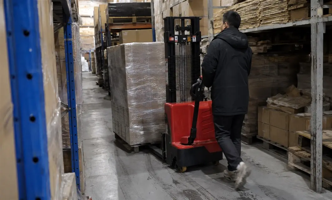 1,5-Ton-Walk-Behind-Elektro stapler Anwendung 1