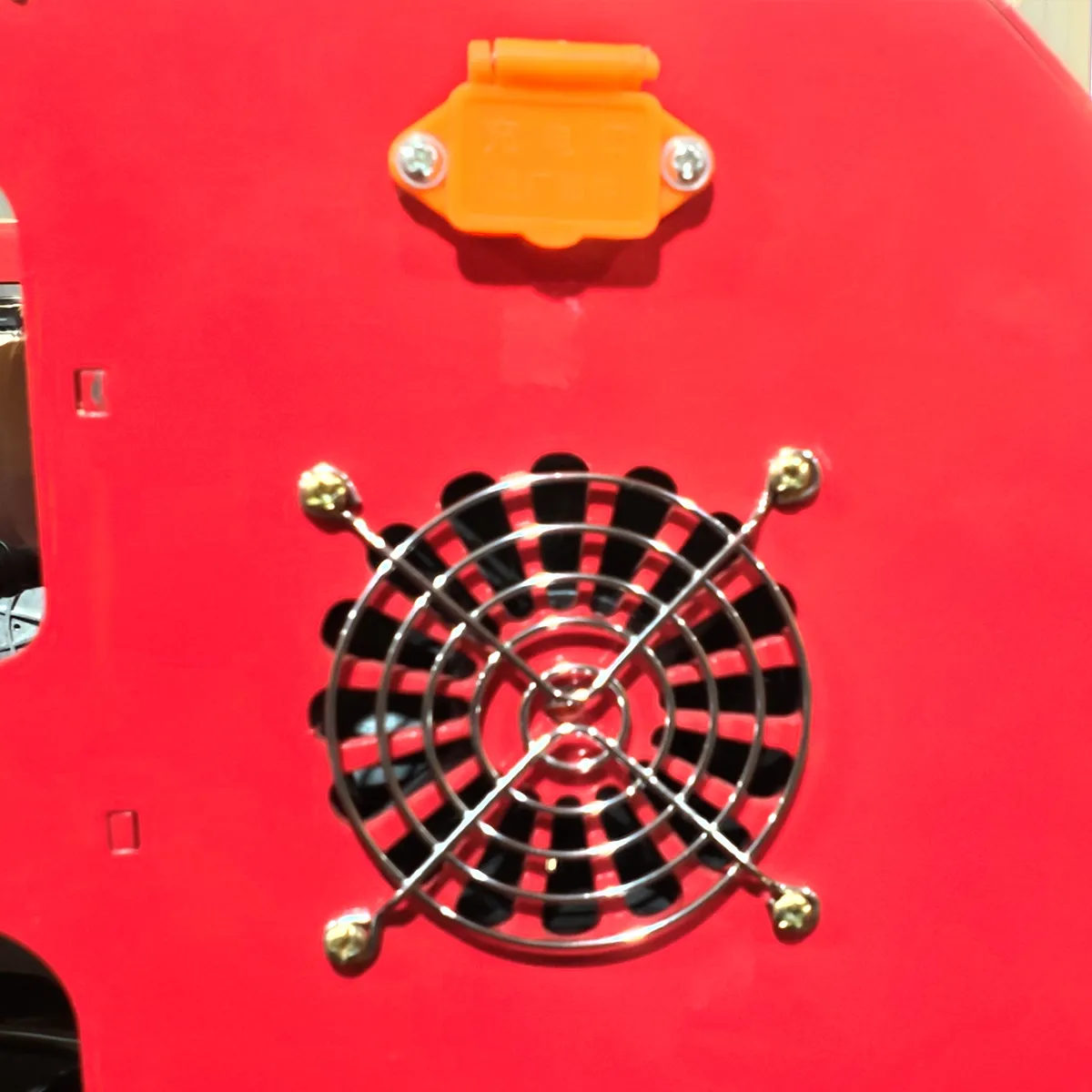 Y550-Detalles-Puerto de carga y ventilador de refrigeración