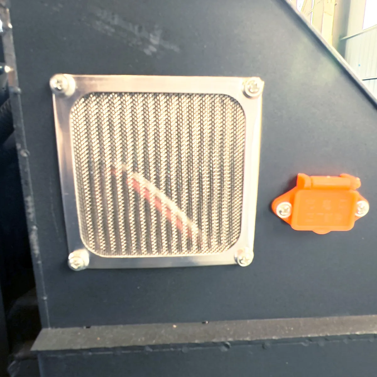 Detail Y800-900-Port Radiator dan pengisian daya