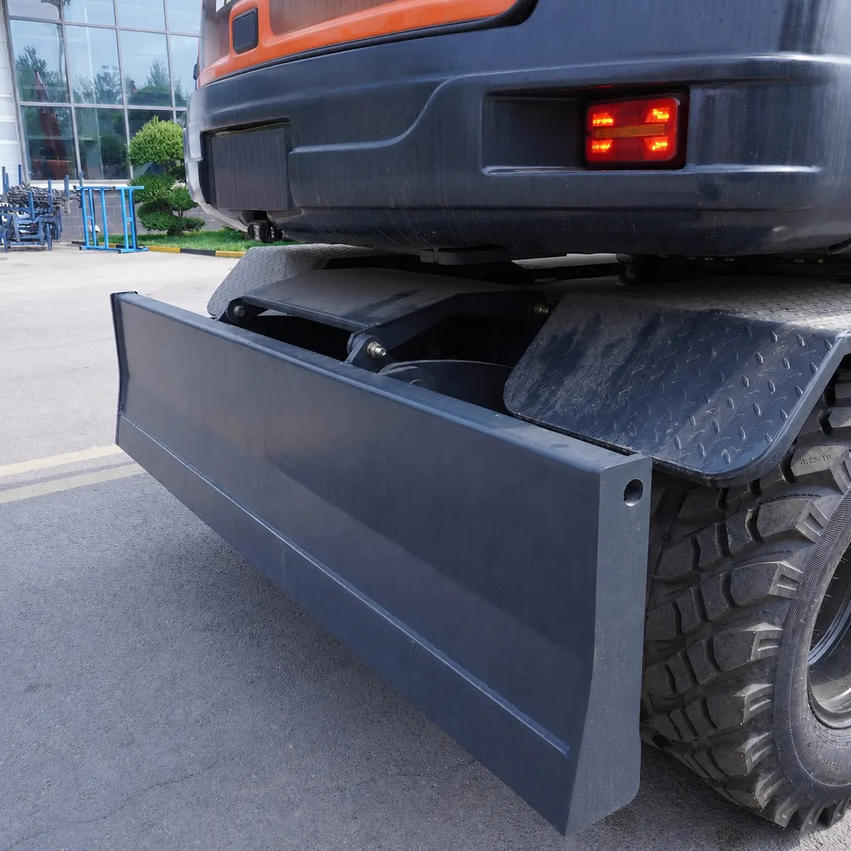 ZT60W – Detail View – 07 – Bulldozer Blade