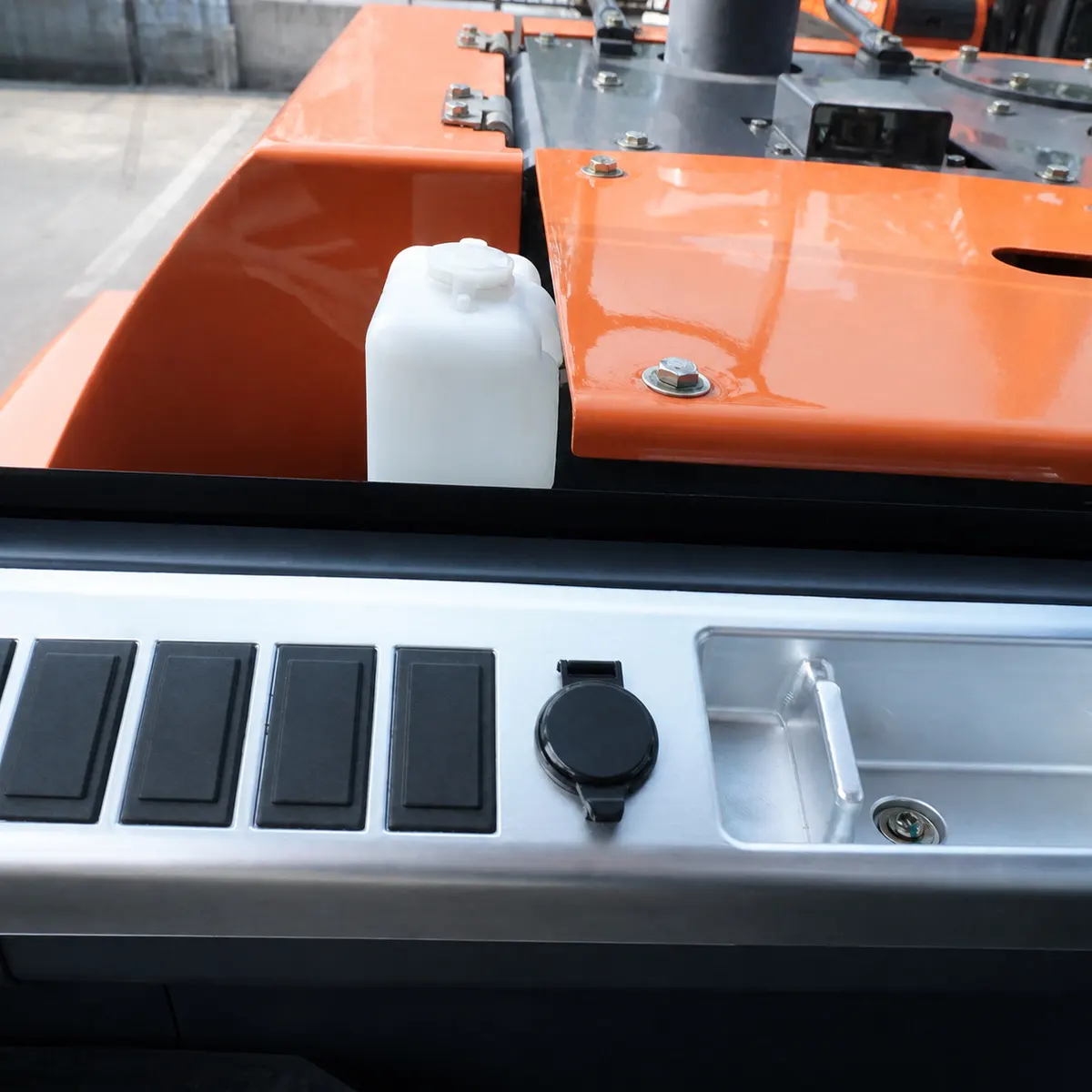 ZT75W – Detail View – 01 – Charging Port