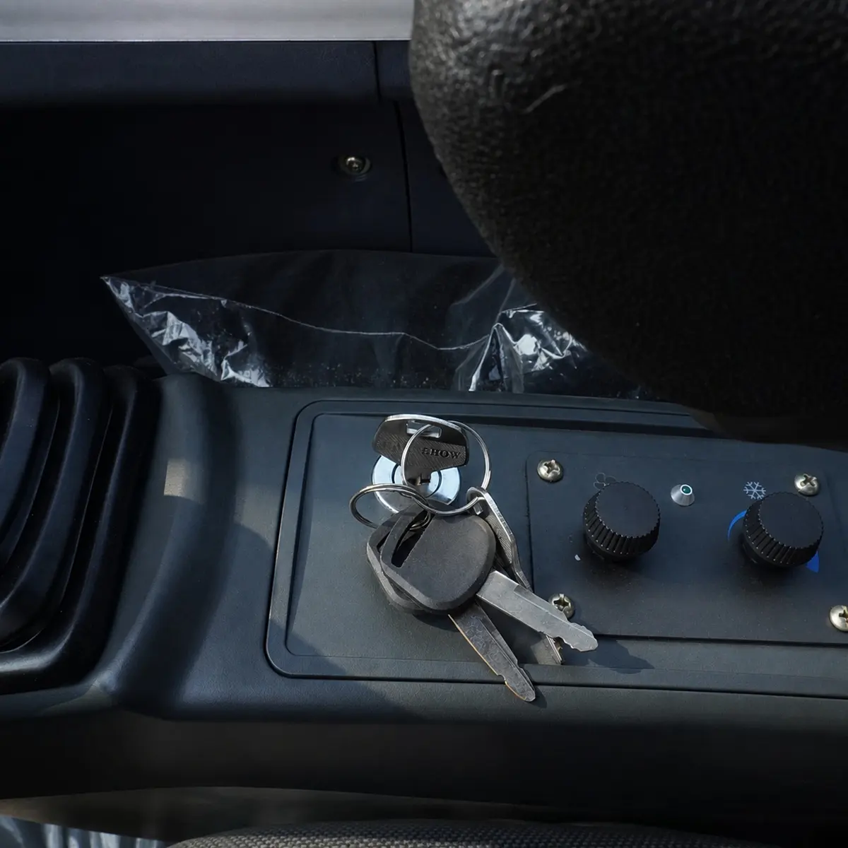 ZT75W – Detail View – 04 – Switch