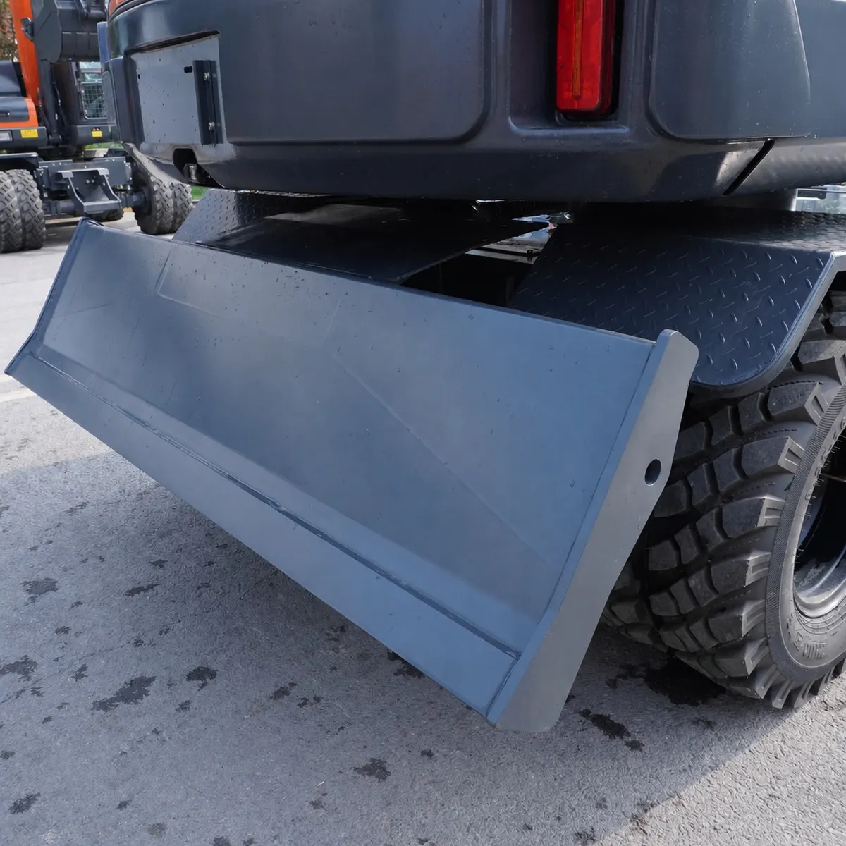ZT75W – Detail View – 06 – Bulldozer Blade
