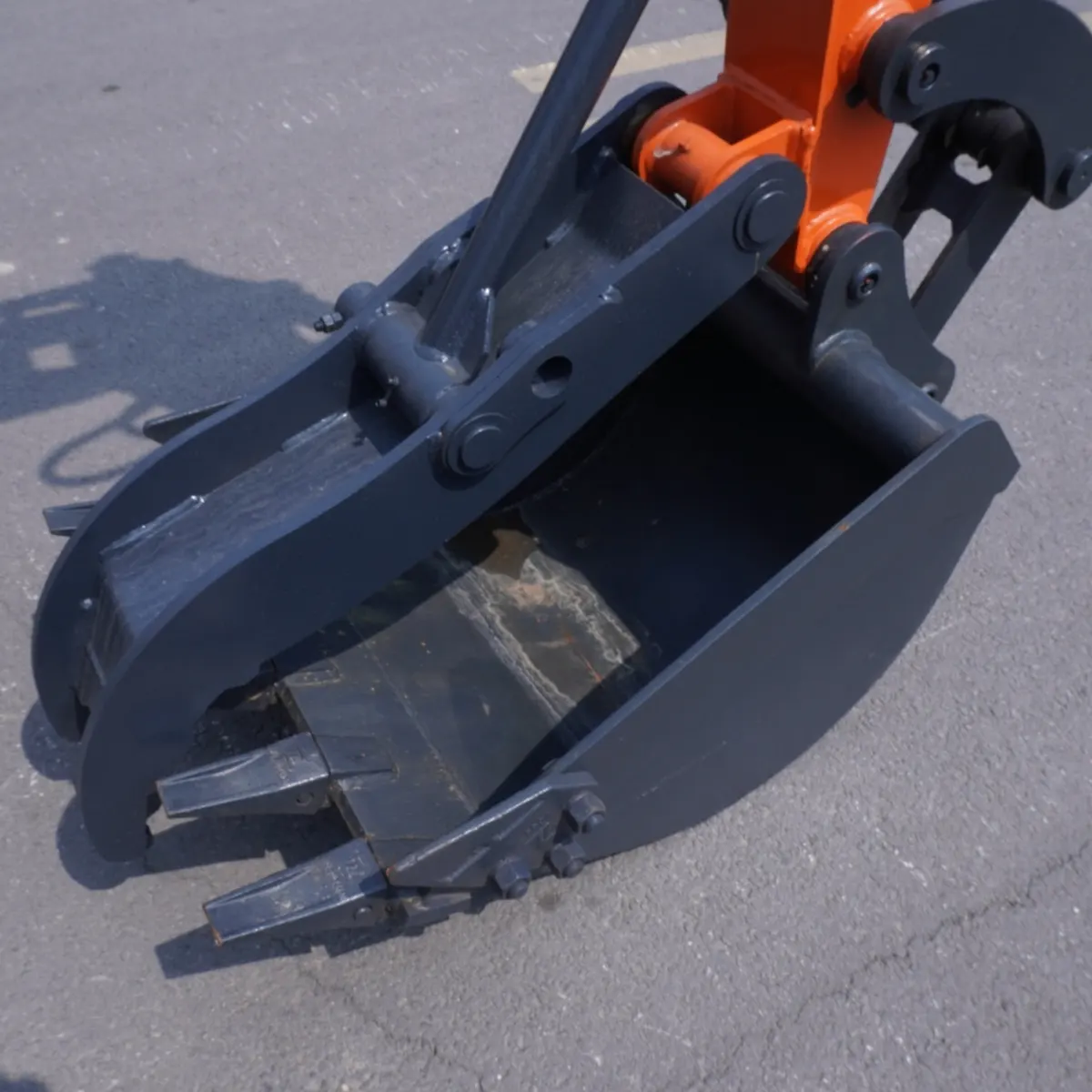 ZT85W – Detail View – 03 – Bucket Thumb Clamp