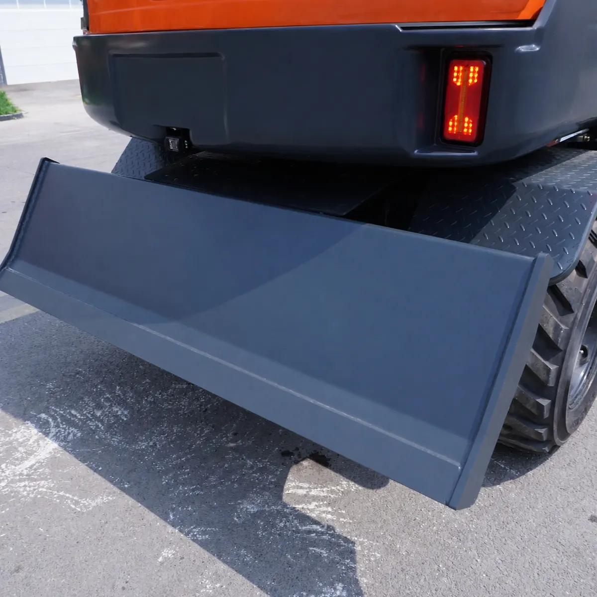 ZT85W – Detail View – 04 – Bulldozer Blade