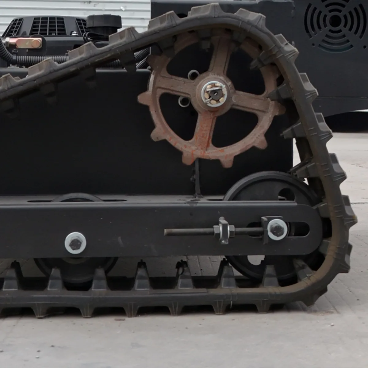 P600-t-p800-t-p1000-t-details-track