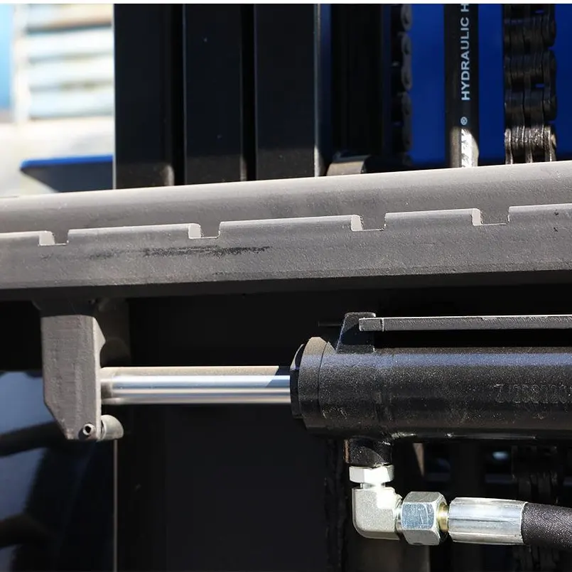 side-shift-cylinder-and-hoses-detail