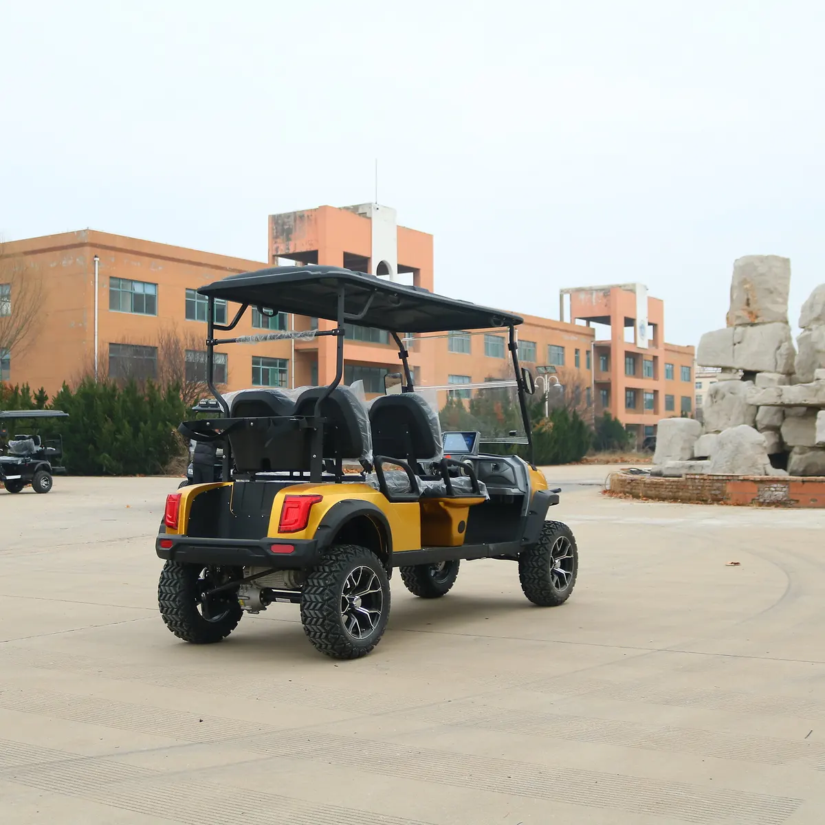 Product photo – main image: rear-right view
