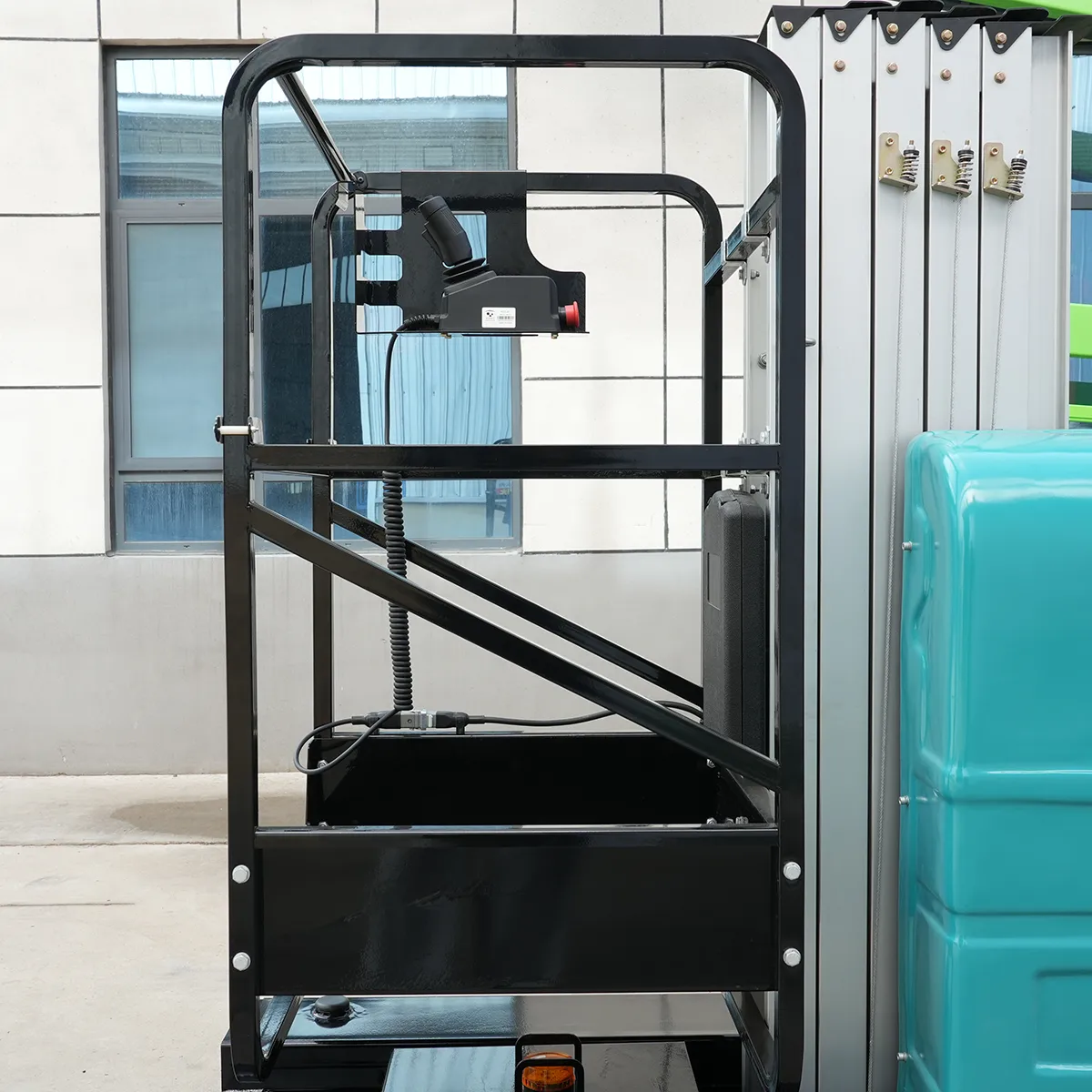 All-Electric Mast-Type Aerial Work Platform ARPT6-1100 – Detail View: Work Platform Guardrail