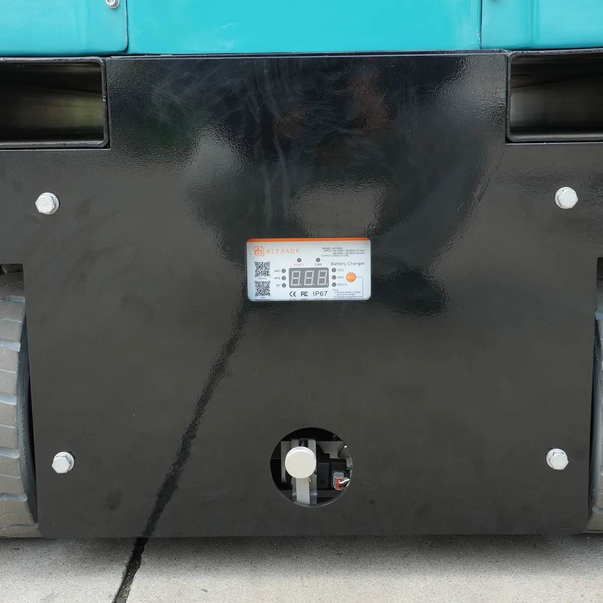 All-Electric Mast‑Style Aerial Work Platform ARPT6-1100 – Detail View – Chassis Charging Port