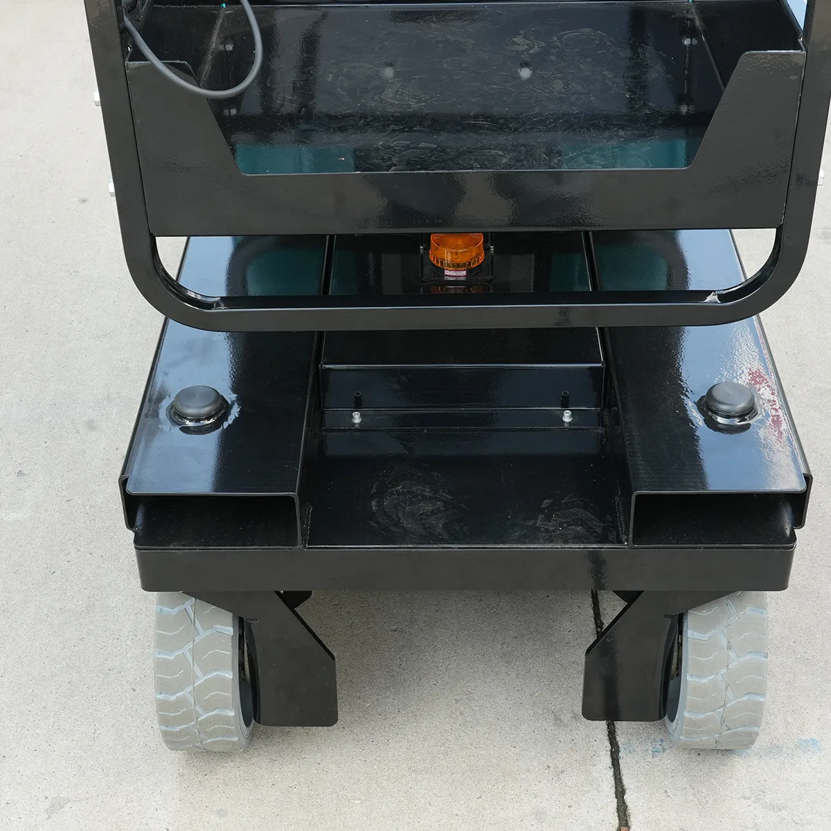 All-Electric Mast-Type Aerial Work Platform ARPT6-1100 – Detail View – Rear of the Chassis