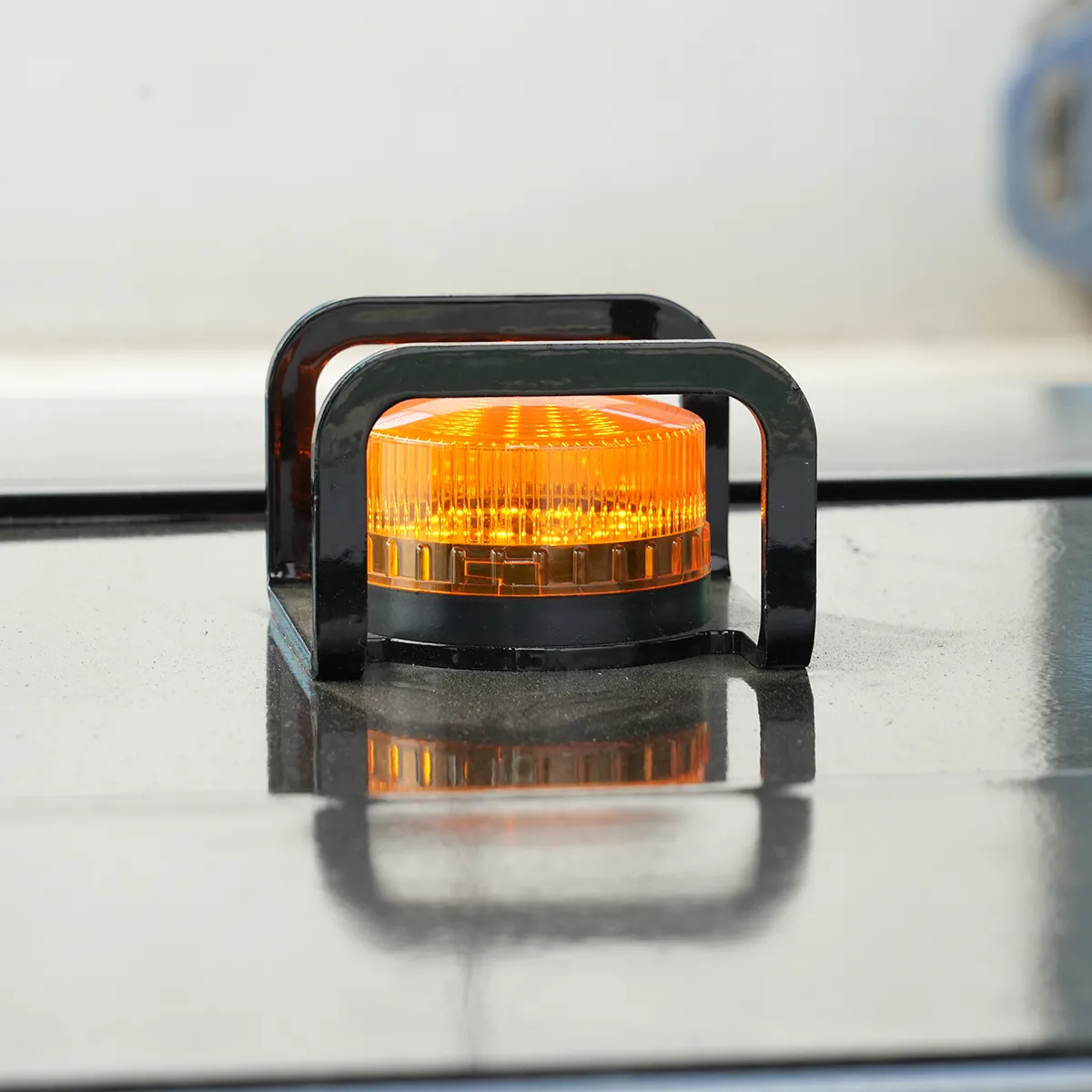 All-Electric Mast-Type Aerial Work Platform ARPT6-1100 – Detail View – Warning Light