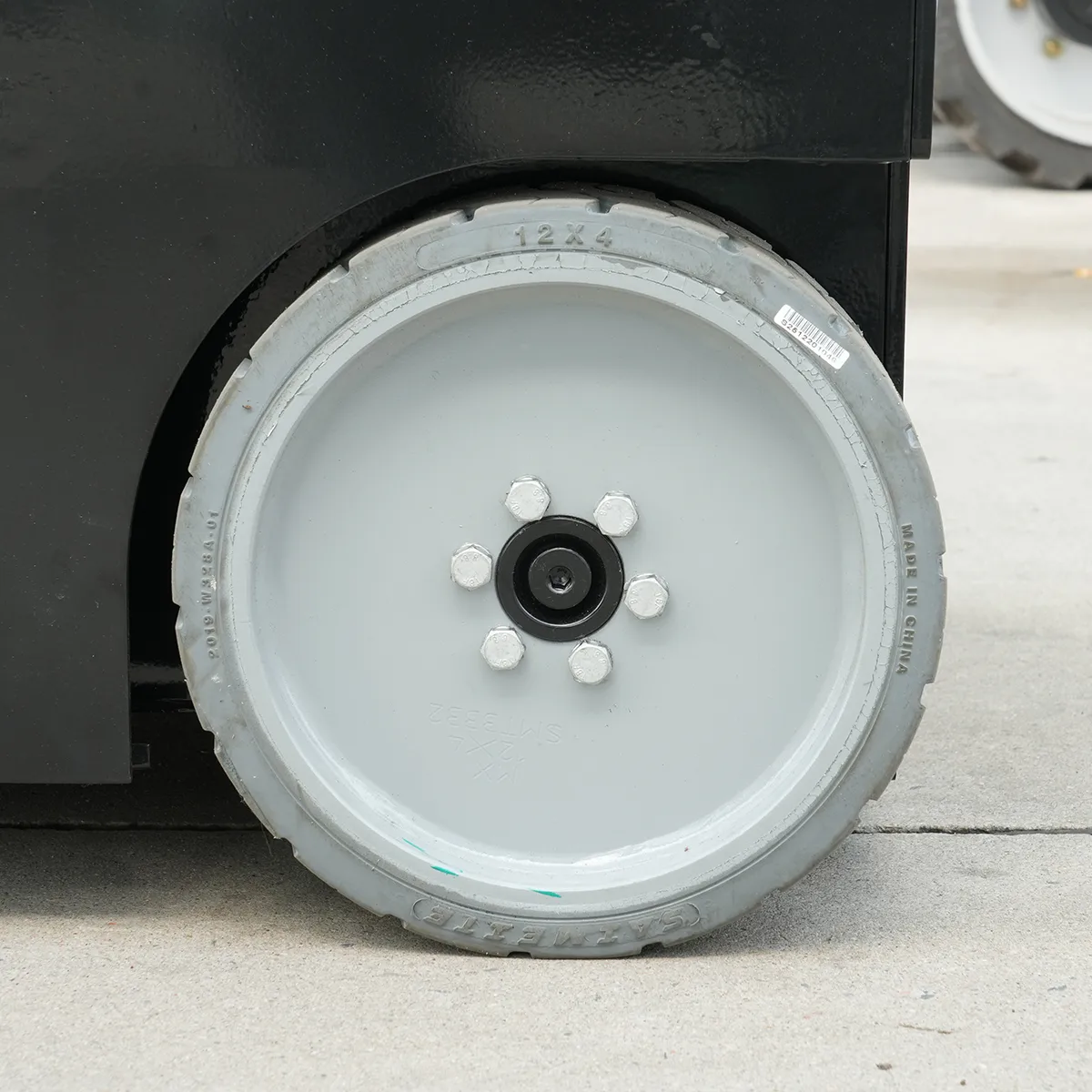 All-electric mast-type aerial work platform ARPT6-1100 – Detail view – Front view of the drive wheel