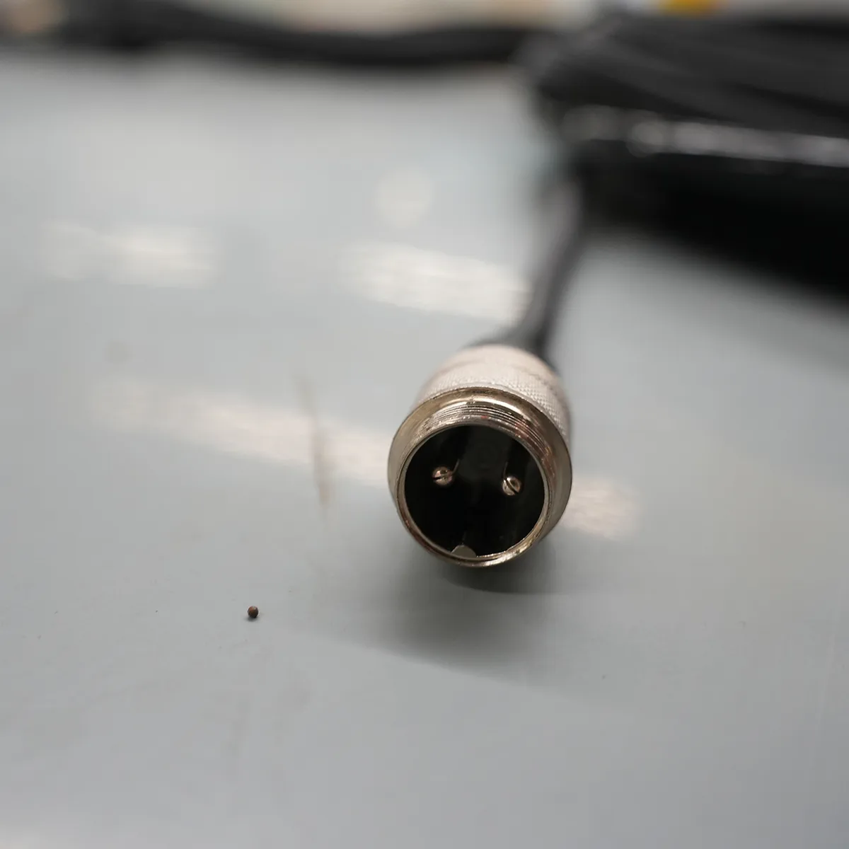 Máquina de limpeza fotovoltaica portátil com escova de cabeça única-S1-Vista detalhada-Conector macho de aviação de três pinos