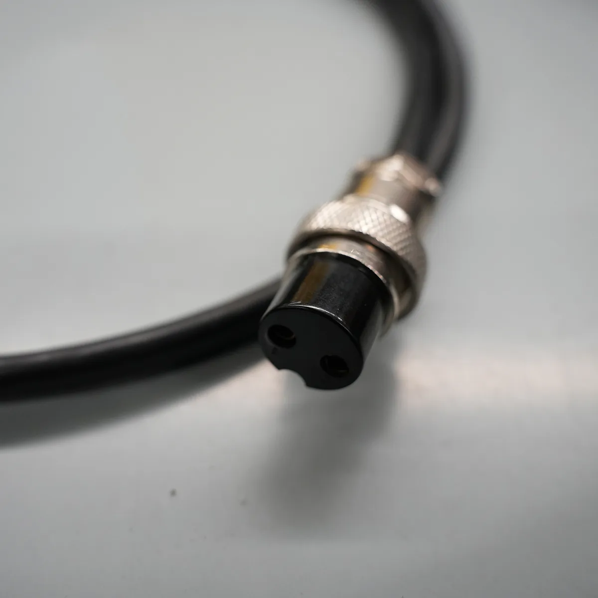 Máquina de limpeza fotovoltaica portátil com escova de cabeça única-S1-Vista detalhada-Ficha elétrica de dois pinos