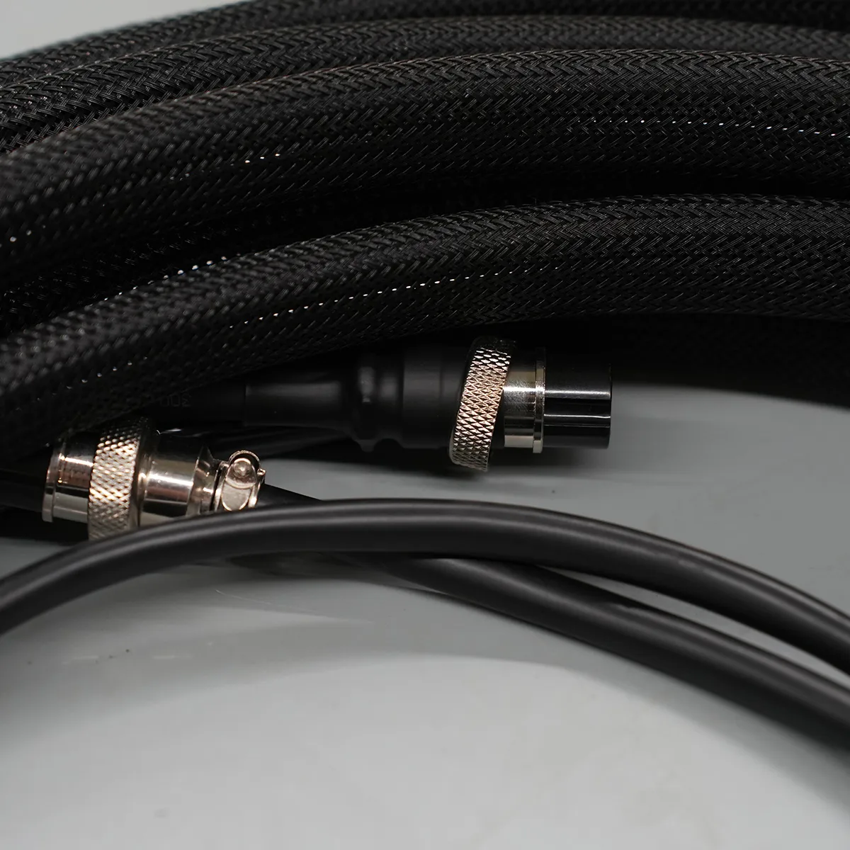 Máquina de limpeza fotovoltaica portátil com escova de cabeça única-S1-Vista detalhada-Conector de cabo e aviação