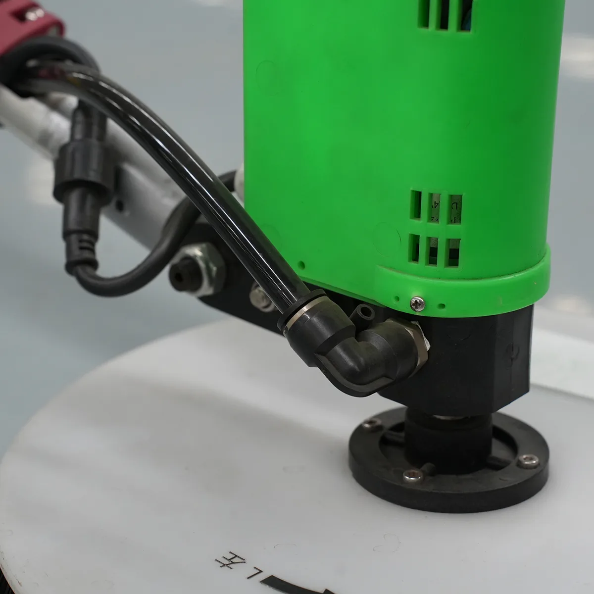 Máquina de limpeza fotovoltaica portátil com escova de cabeça única-S1-Vista detalhada-Motor base