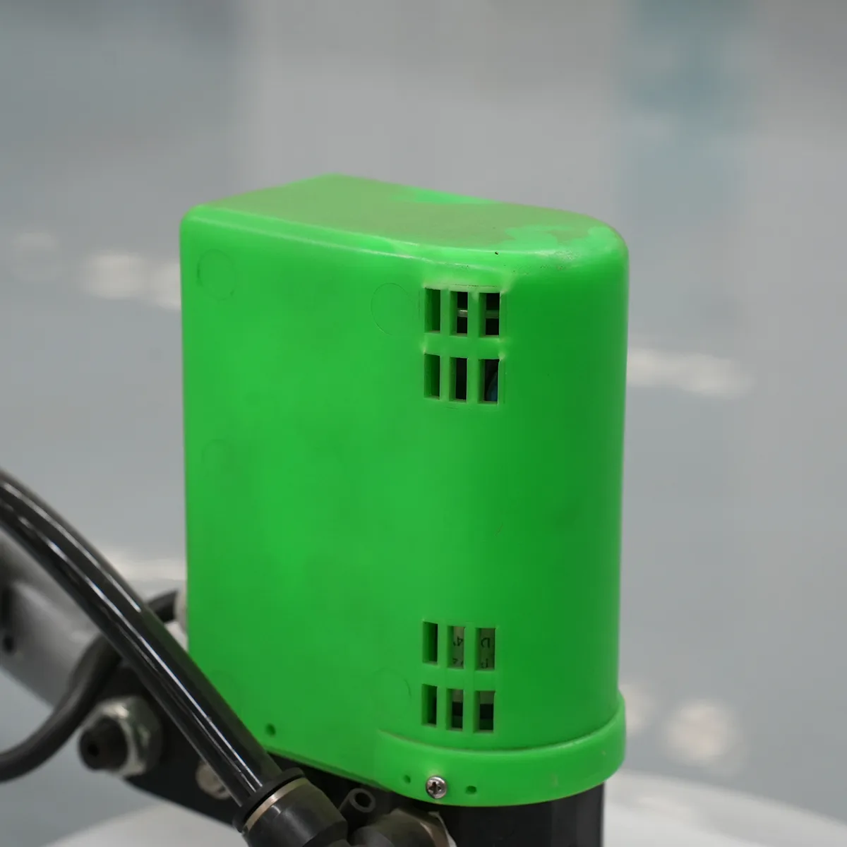Máquina de limpeza fotovoltaica portátil com escova de cabeça única-S1-Vista detalhada-Drive motor guard