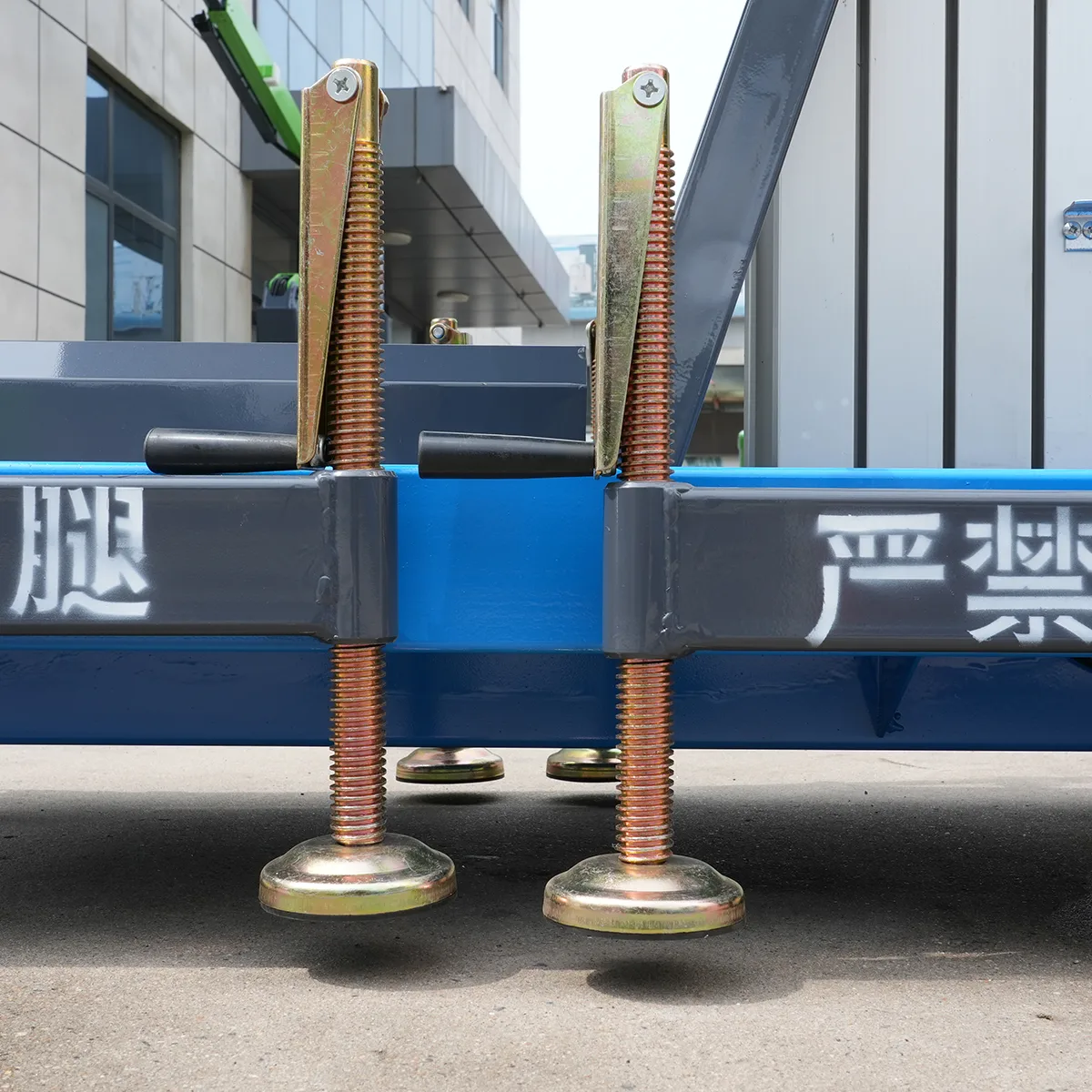 Single-mast aluminum alloy lift platform GTWY6-100 – Detail view: dual-leg adjustment lead screws