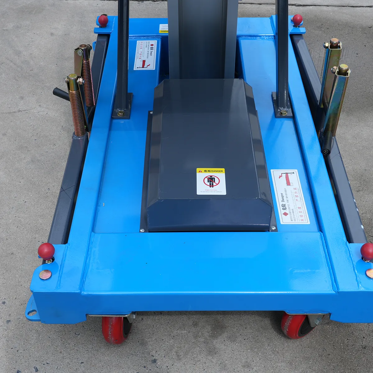 Single-Mast Aluminum Alloy Lift Platform GTWY6-100 – Detail View: Base and Mast