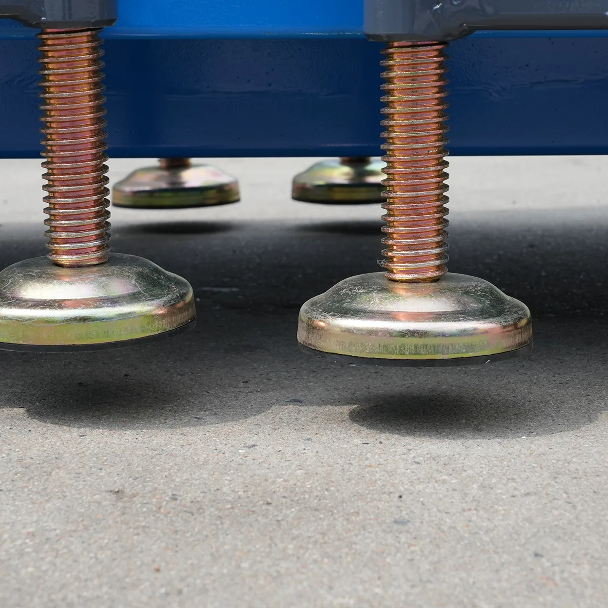 Single-mast aluminum alloy lift platform GTWY6-100 – Detail view: outrigger foot cup