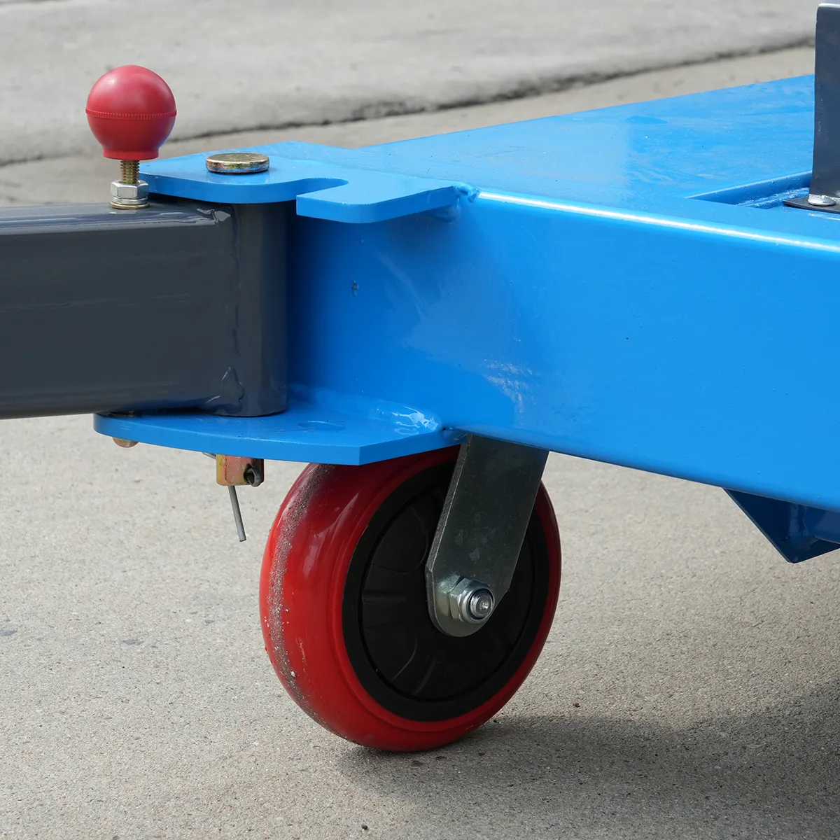 Single-mast aluminum alloy lift platform GTWY6-100 – Detail view: outrigger casters