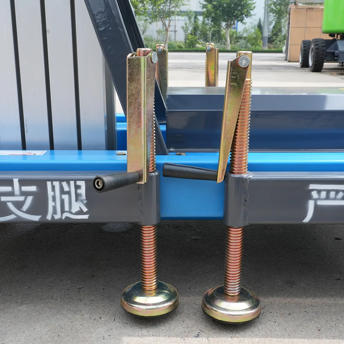 Single-mast aluminum alloy lift platform GTWY6-100 – Detail view: outrigger adjustment lead screw