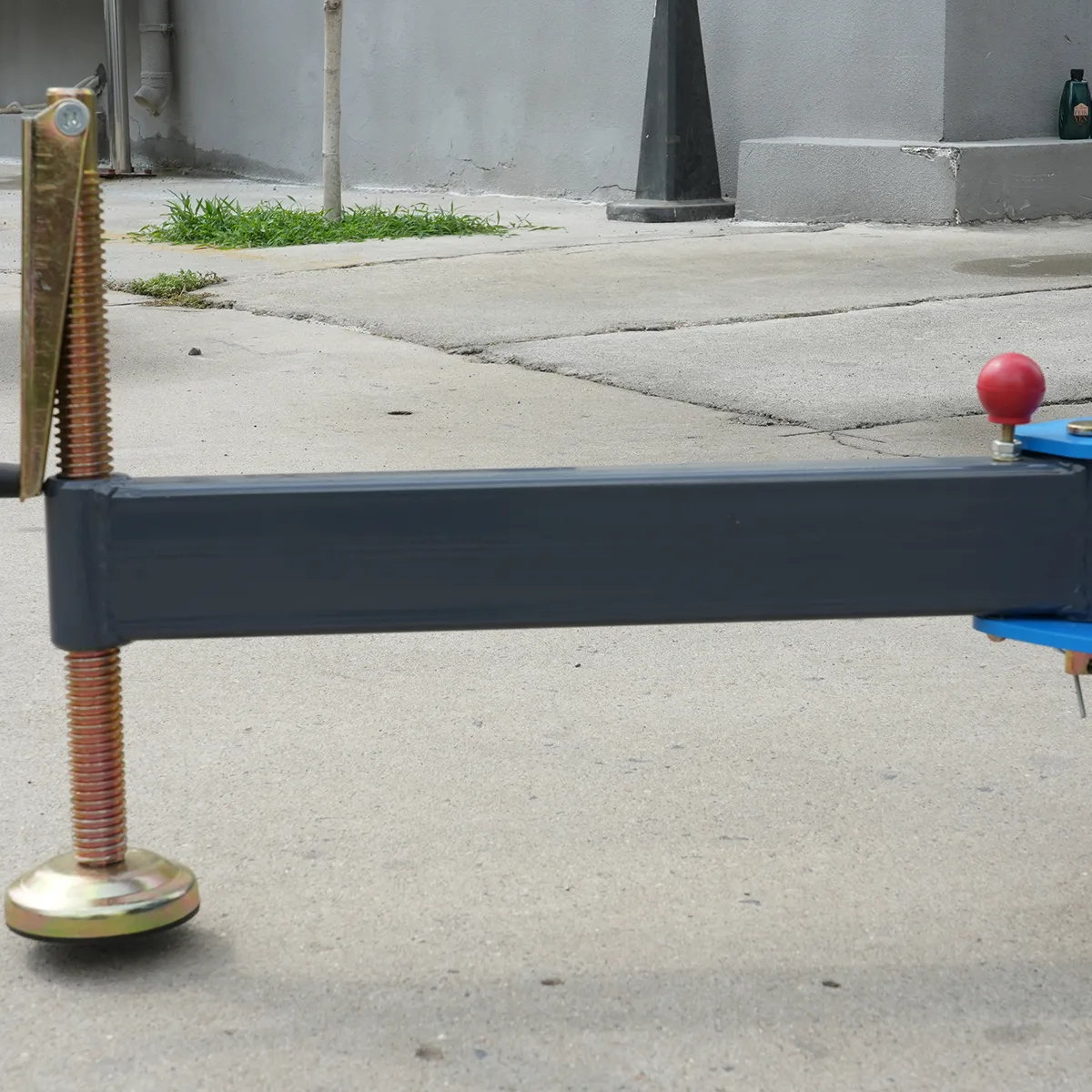 Single-mast aluminum alloy lift platform GTWY6-100 – Detail view – Rotating outriggers