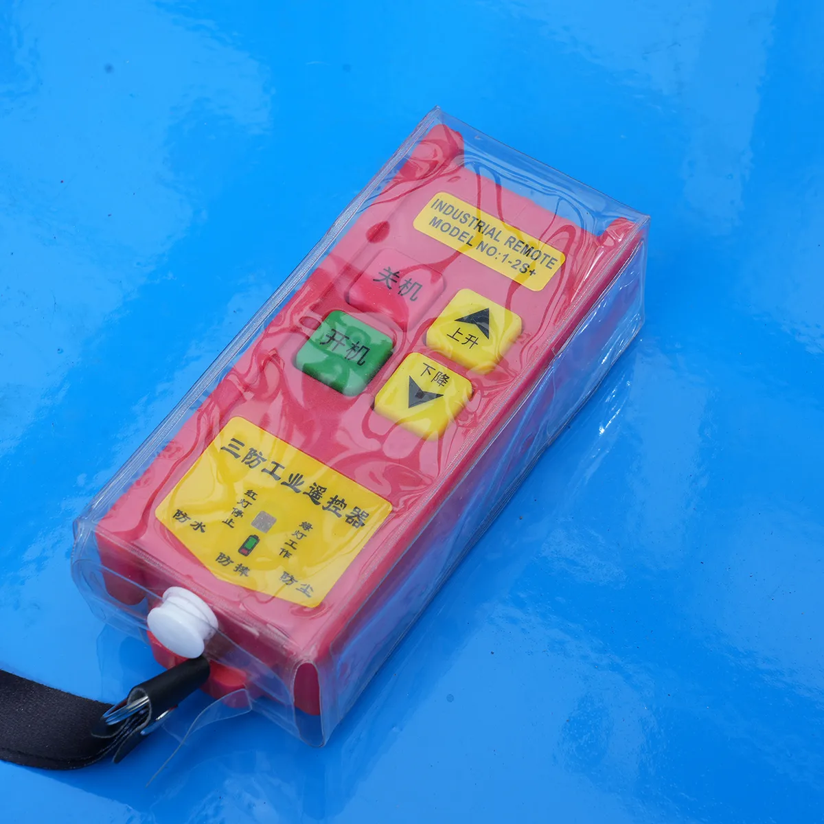 Single-mast aluminum alloy lift platform GTWY6-100 – Detail view – Side of the wired remote control