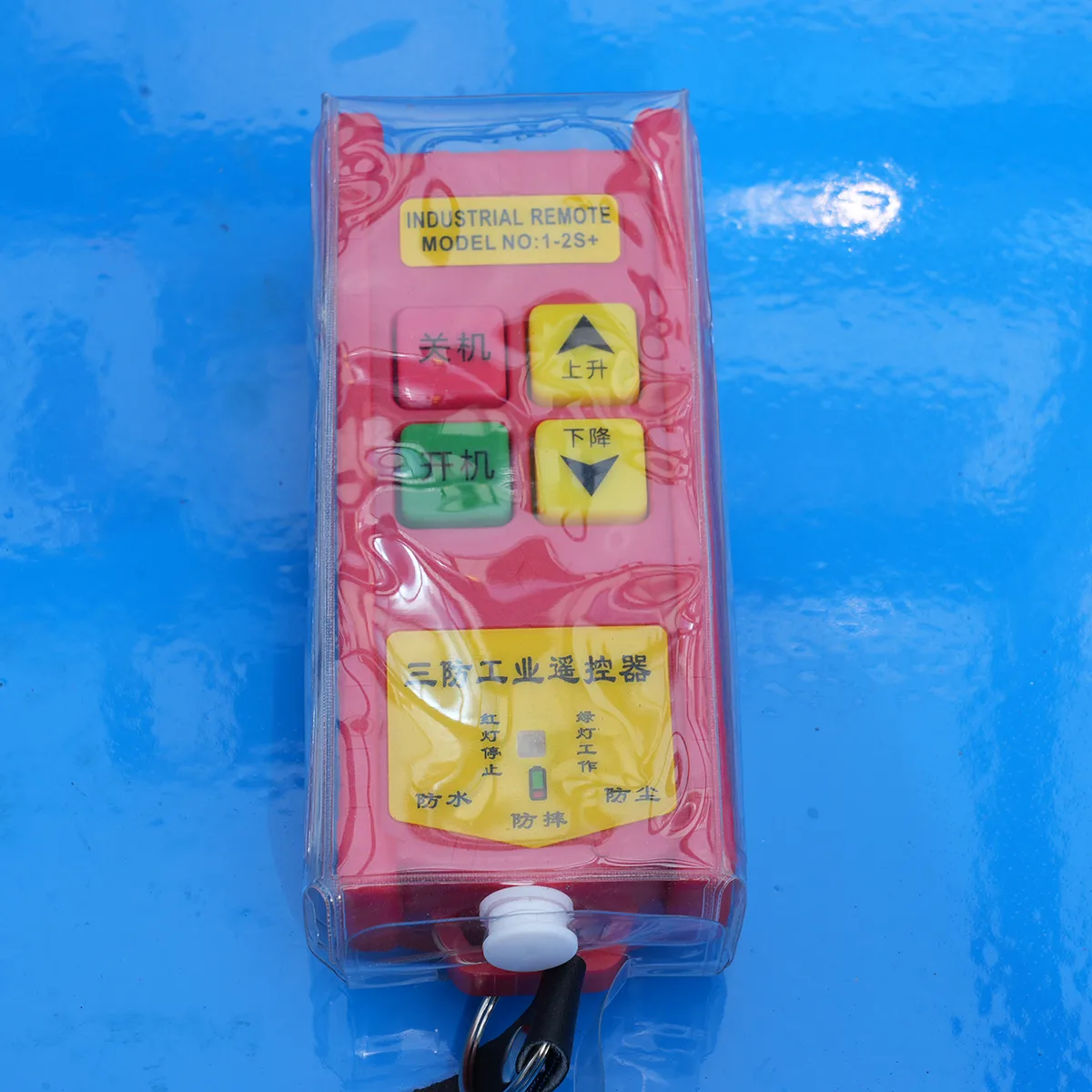 Single-mast aluminum alloy lift platform GTWY6-100 – Detail view – Front of the wired remote control