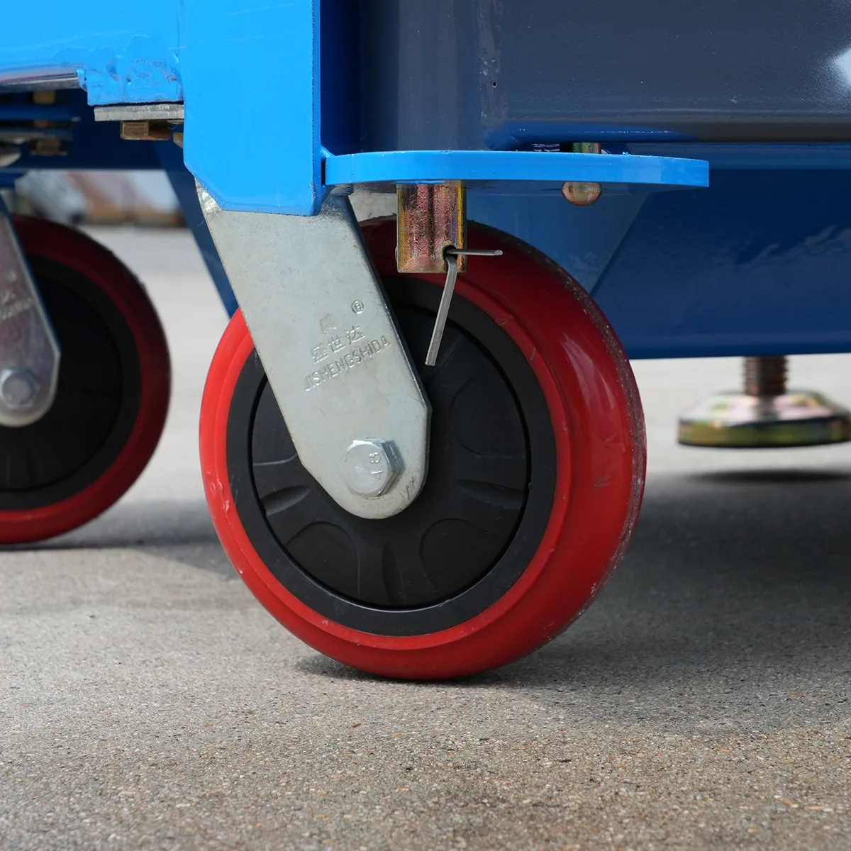 Single-mast aluminum alloy lift platform GTWY6-100 – Detail view – Mobile casters