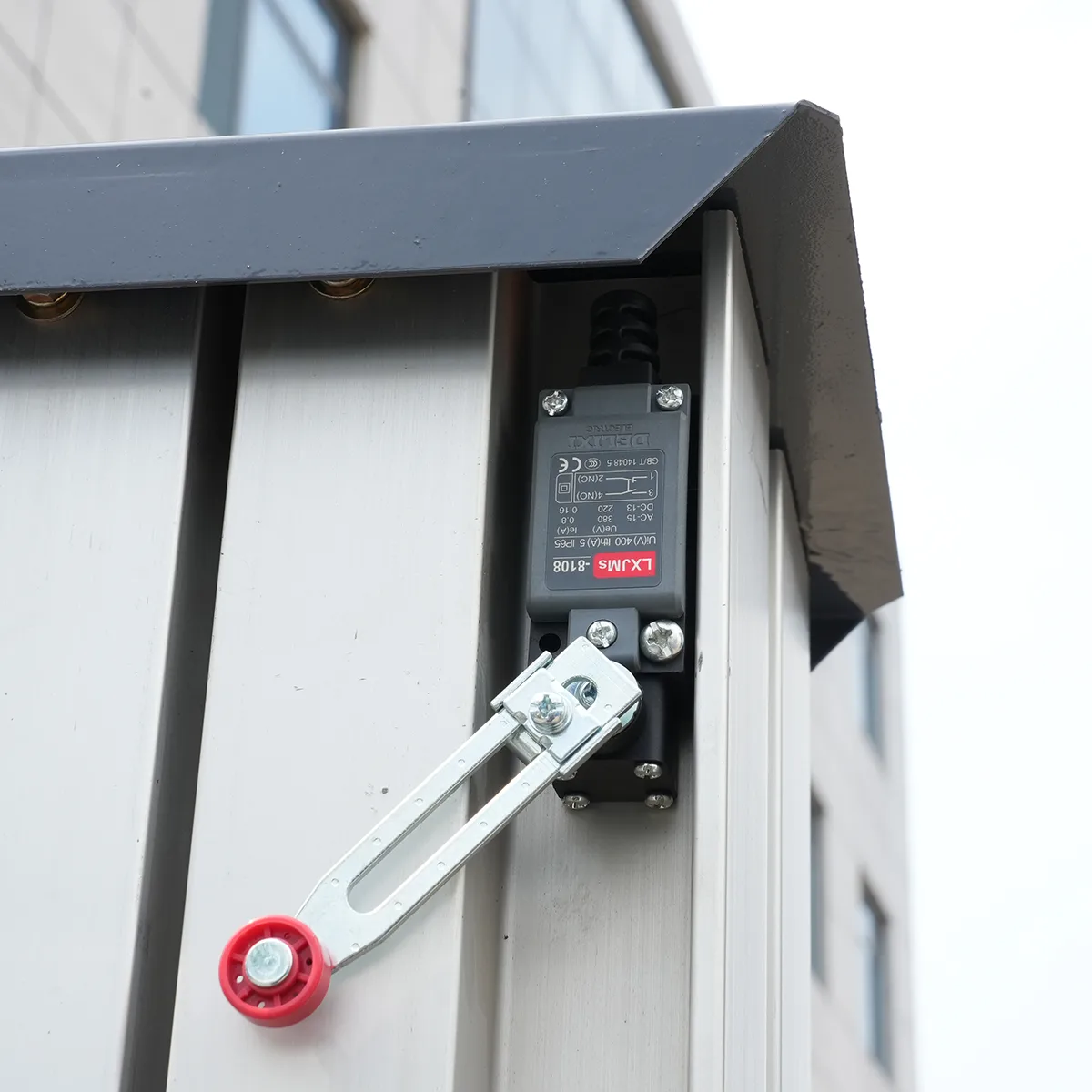 Single-Mast Aluminum Alloy Lift Platform GTWY6-100 – Detail View – Travel Limit Switch