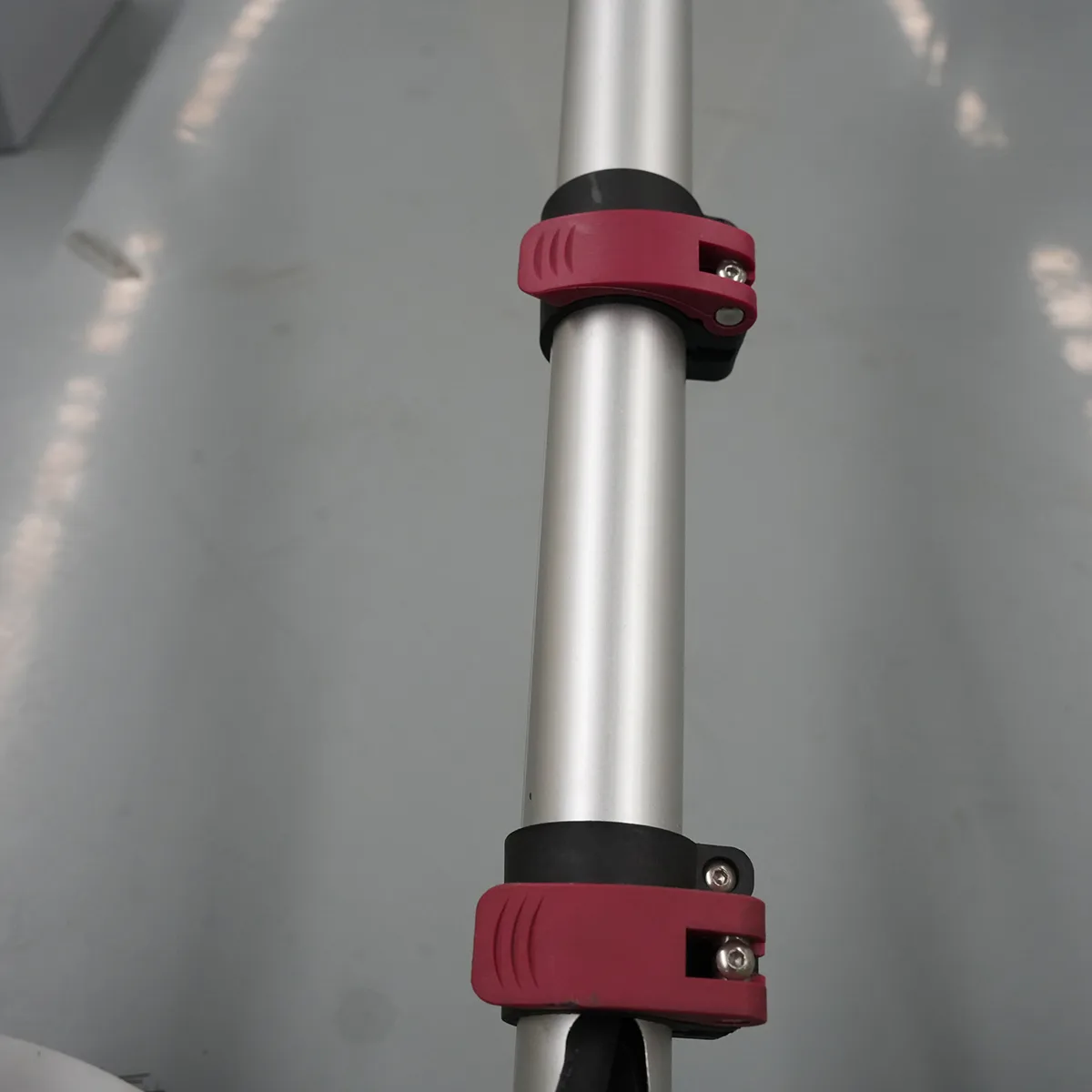 Doppelkopf-Bürsten-Handheld-Photovoltaik-Reinigungs maschine-S2-Detail ansicht-Teleskops tange verriegelung schnalle