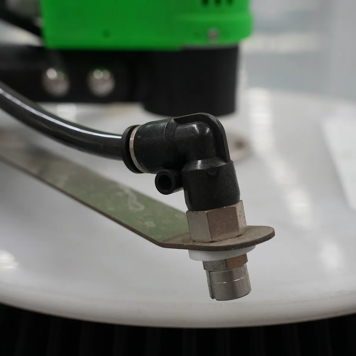Doppelkopf-Bürsten-Handheld-Photovoltaik-Reinigungs maschine-S2-Detail-Ansicht-Bürsten kopf-Wassers prüh anschluss