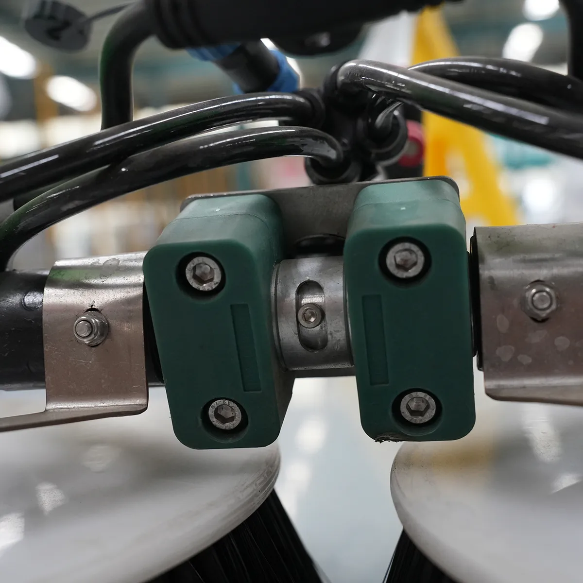 Doppelkopf-Bürsten-Handheld-Photovoltaik-Reinigungs maschine S2 - Detail ansicht-Dual-Motor-Steck verbinder basis