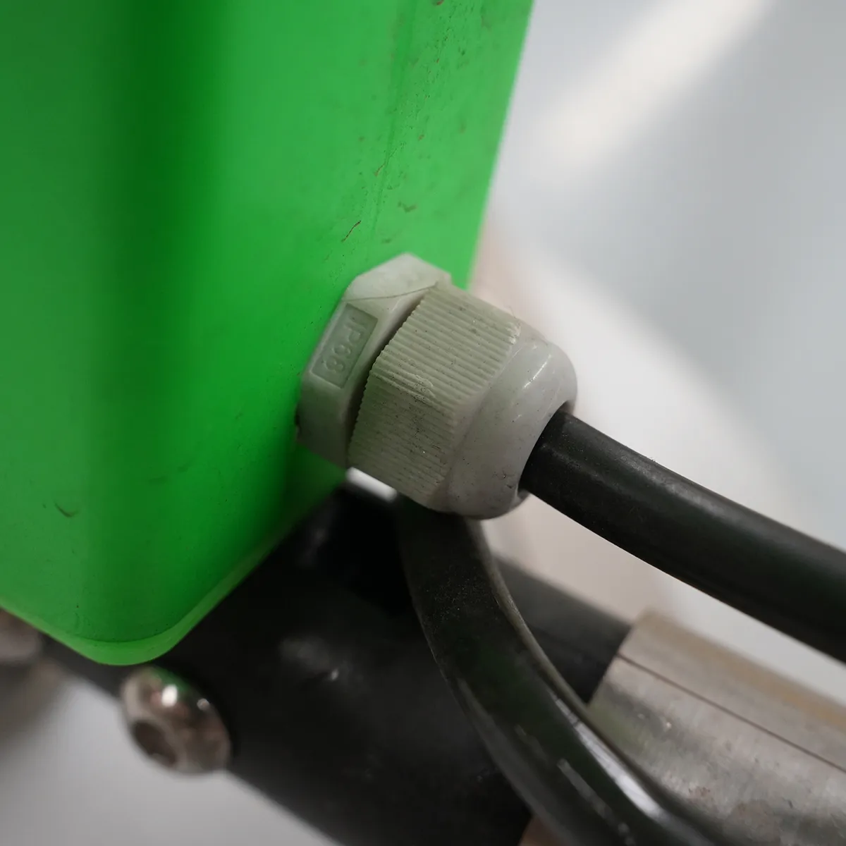 Doppelkopf-Bürsten-Handheld-Photovoltaik-Reinigungs maschine-S2-Detail ansicht-Motor kabel anschluss
