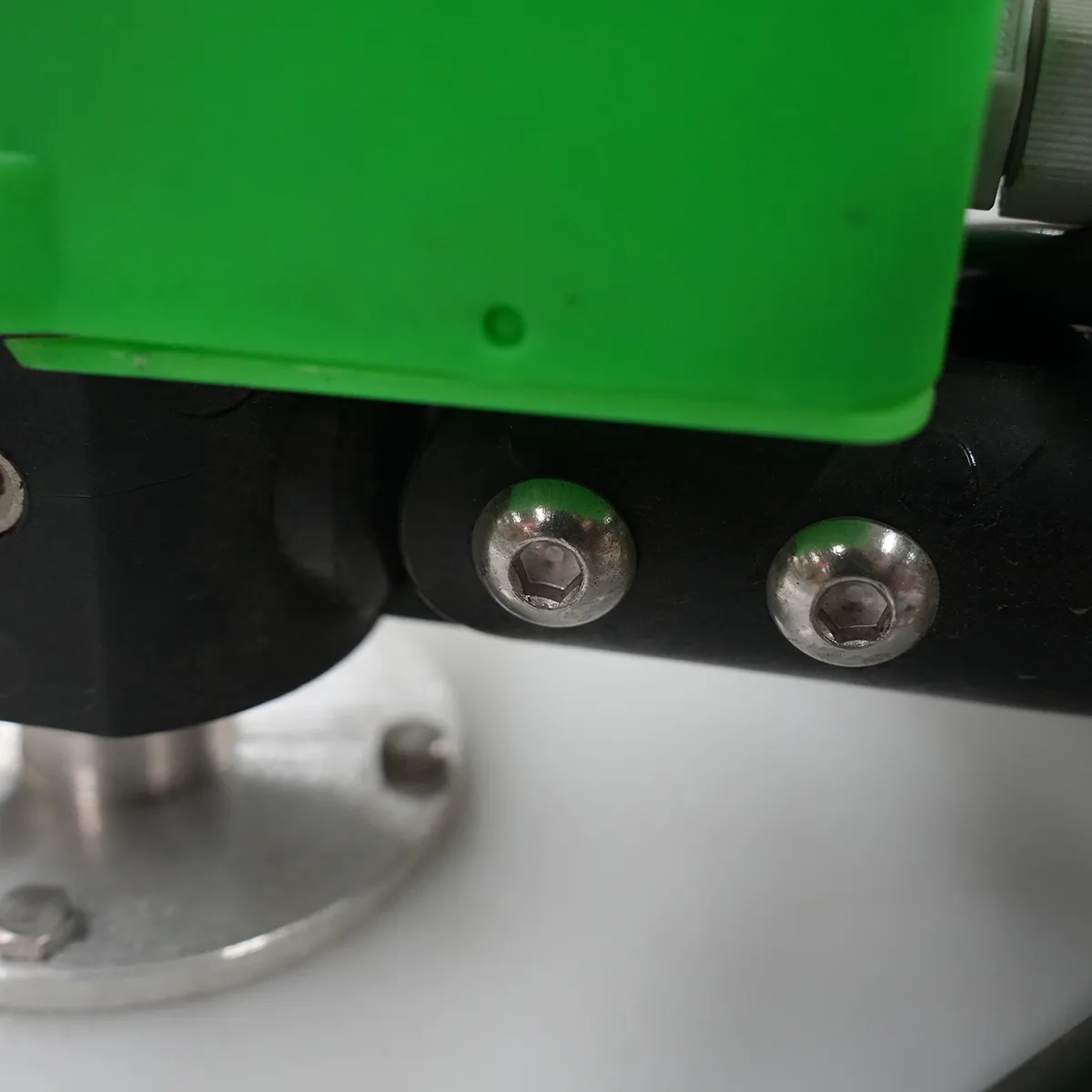 Doppelkopf-Bürsten-Handheld-Photovoltaik-Reinigungs maschine-S2-Detail ansicht-Antriebsmotor-Basis-Befestigungs schrauben