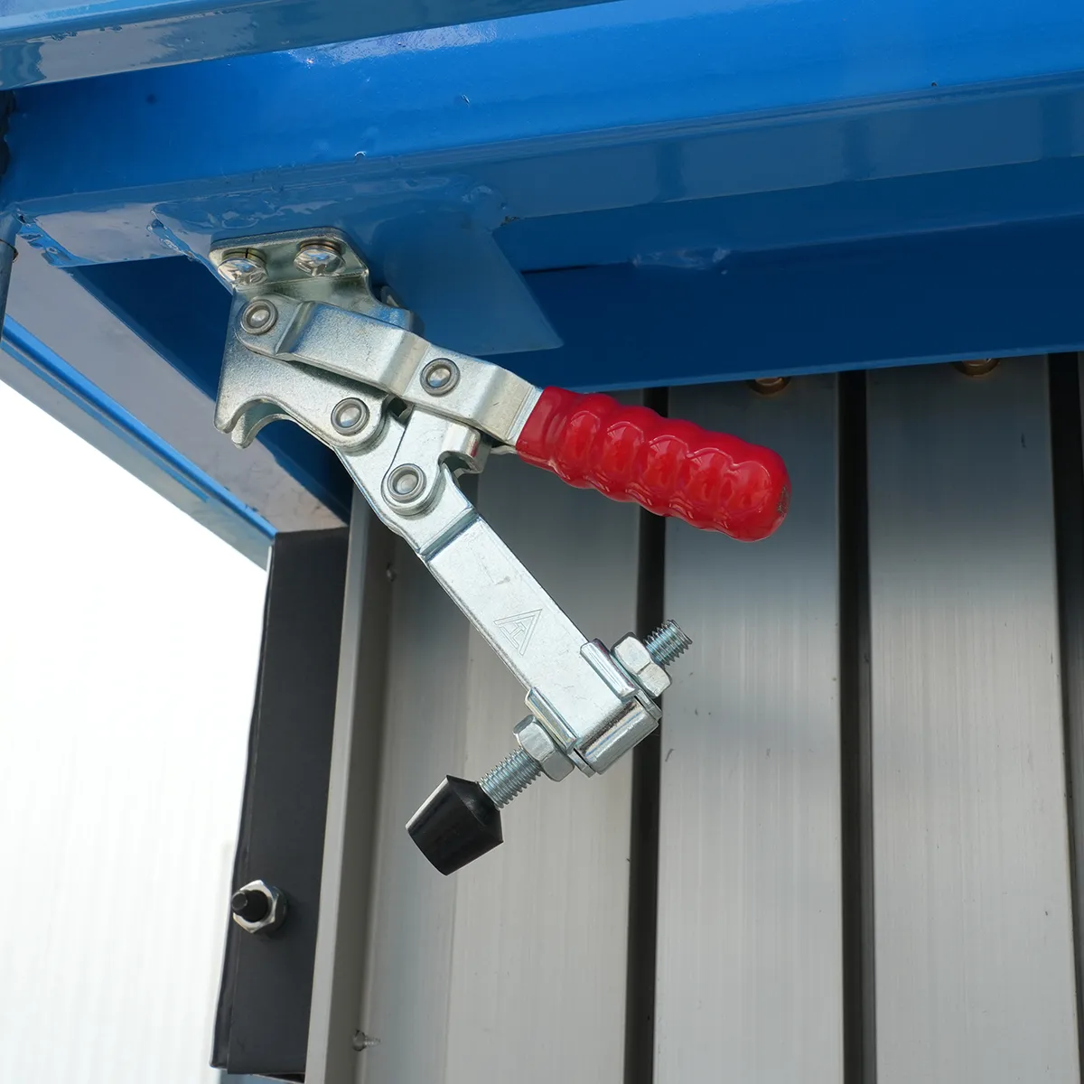 Two-Mast Aluminum Alloy Lift Platform GTWY10-200 – Detail View: Platform Locking Mechanism