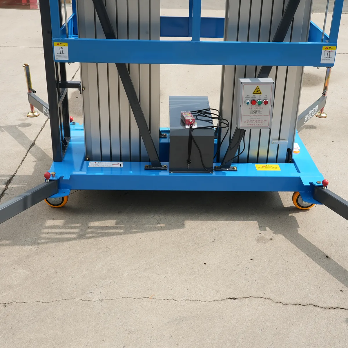 Two-Mast Aluminum Alloy Lift Platform GTWY10-200 – Detail View: Base and Legs