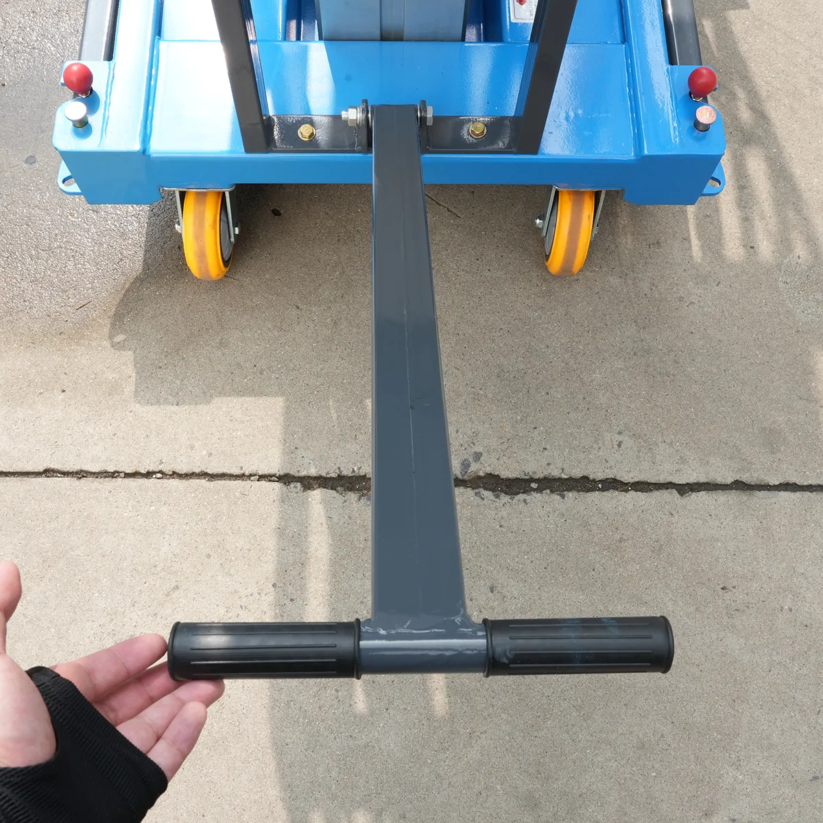Two-Mast Aluminum Alloy Lift Platform GTWY10-200 – Detail View – Towing Handle