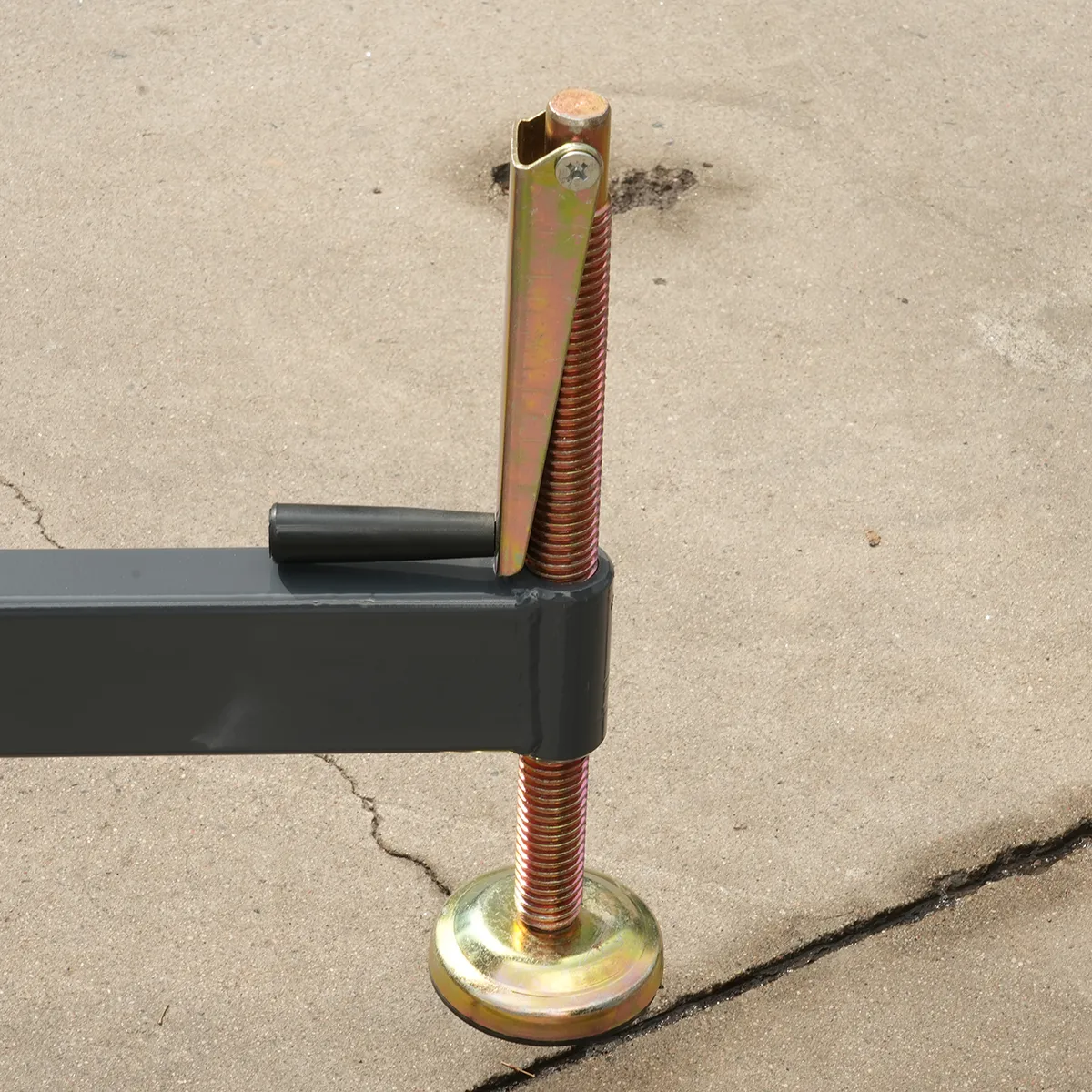 Two-Mast Aluminum Alloy Lift Platform GTWY10-200 – Detail View – Leg Adjustment Lead Screw