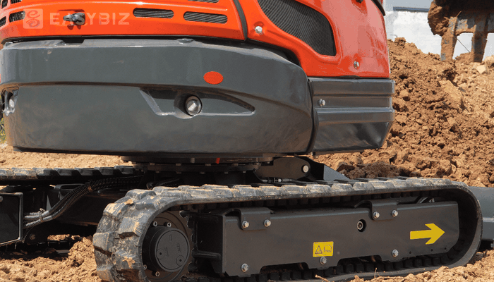 The upper platform slews freely above the tracked base, helping redirect the boom and bucket for multi-directional work in limited spaces.