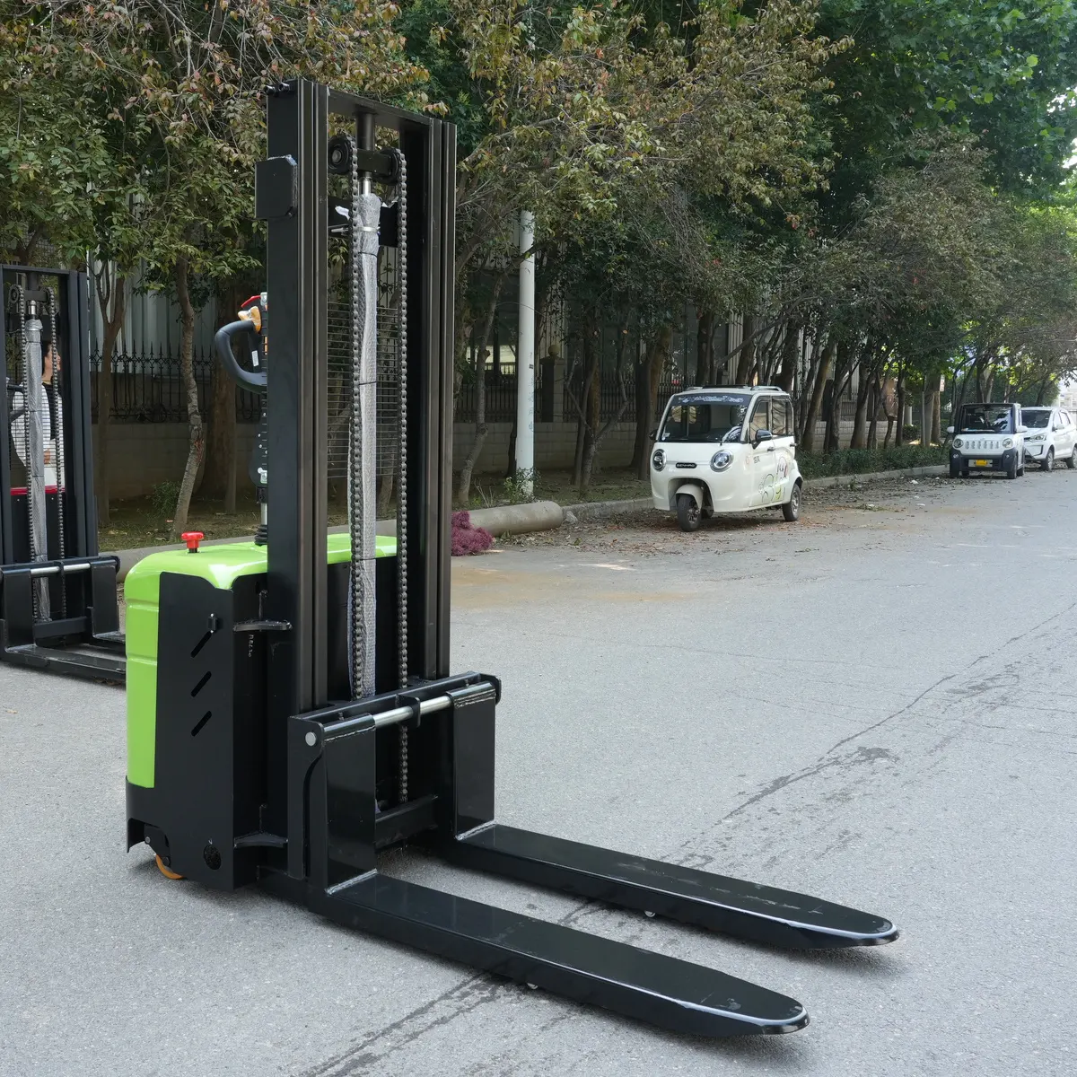 Carrello elevatore 1 (verde)-Immagine principale-Lato destro posteriore