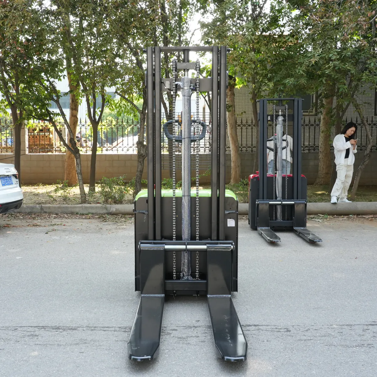 Carrello elevatore 1 (verde)-Immagine principale-Forcelle di fronte in avanti