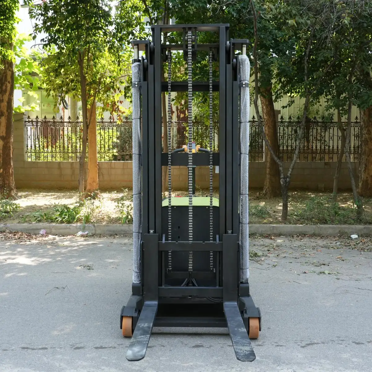 Xe nâng 6 (màu xanh lá cây lớn)-hình ảnh chính-Dĩa hướng về phía trước