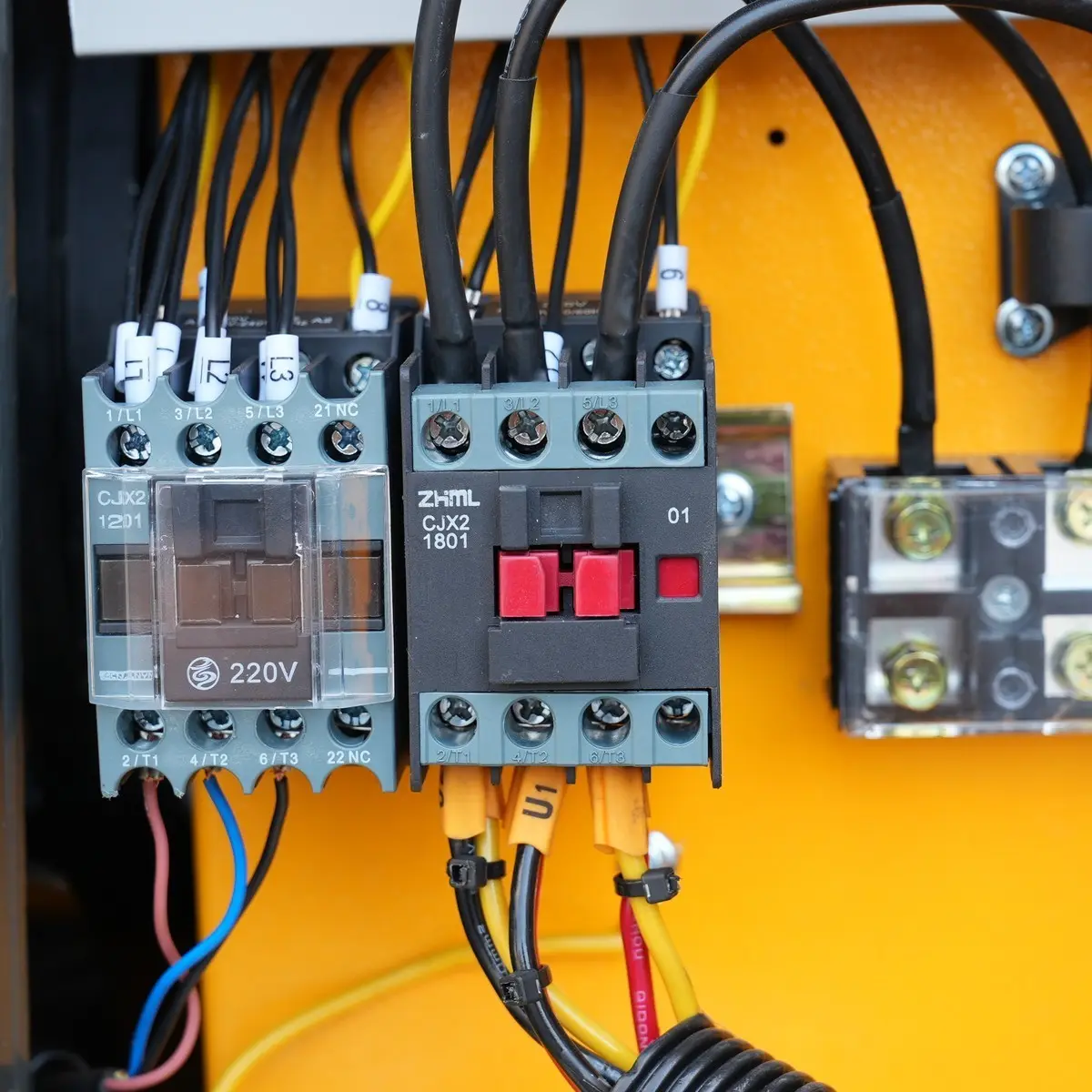 従来の4kW 50/60Hzツーインワンユニット-詳細-ACコンタクタ